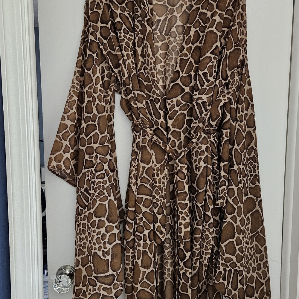 Gorgeous sexy giraffe print robe. Long flowing sleeves OS - Picture 4 of 4